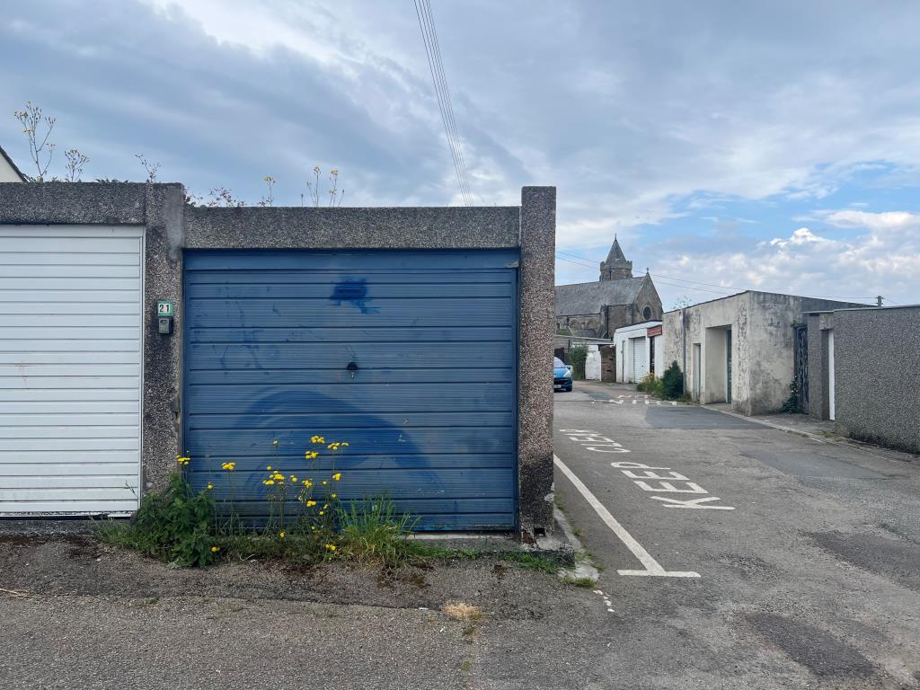 Lot: 83 - VACANT LOCK-UP GARAGE IN RESIDENTIAL LOCATION - Single garage en bloc
